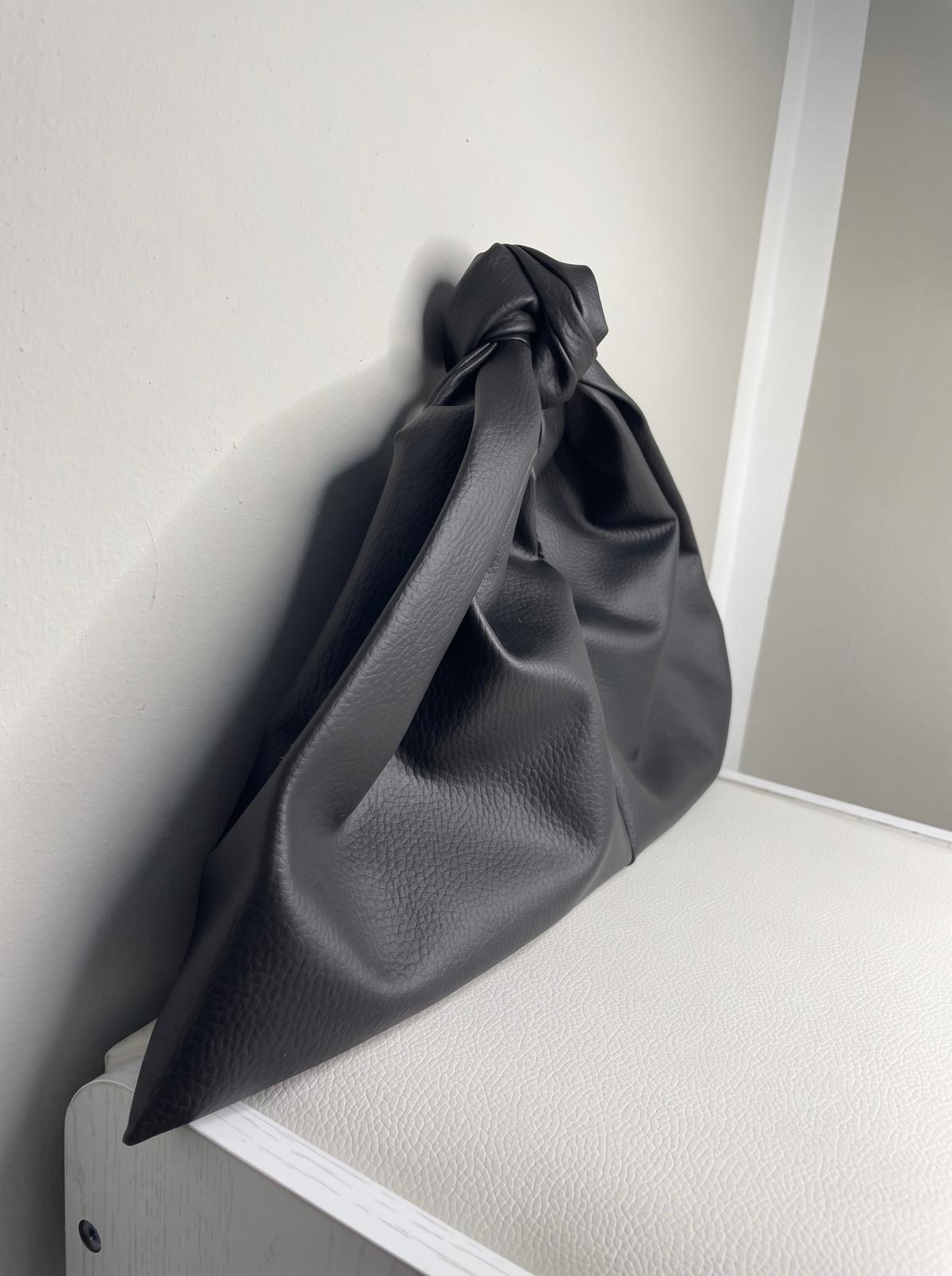 ESSENZA - Black