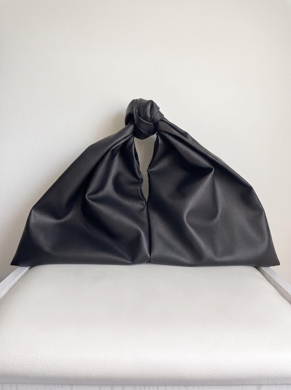 ESSENZA - Black
